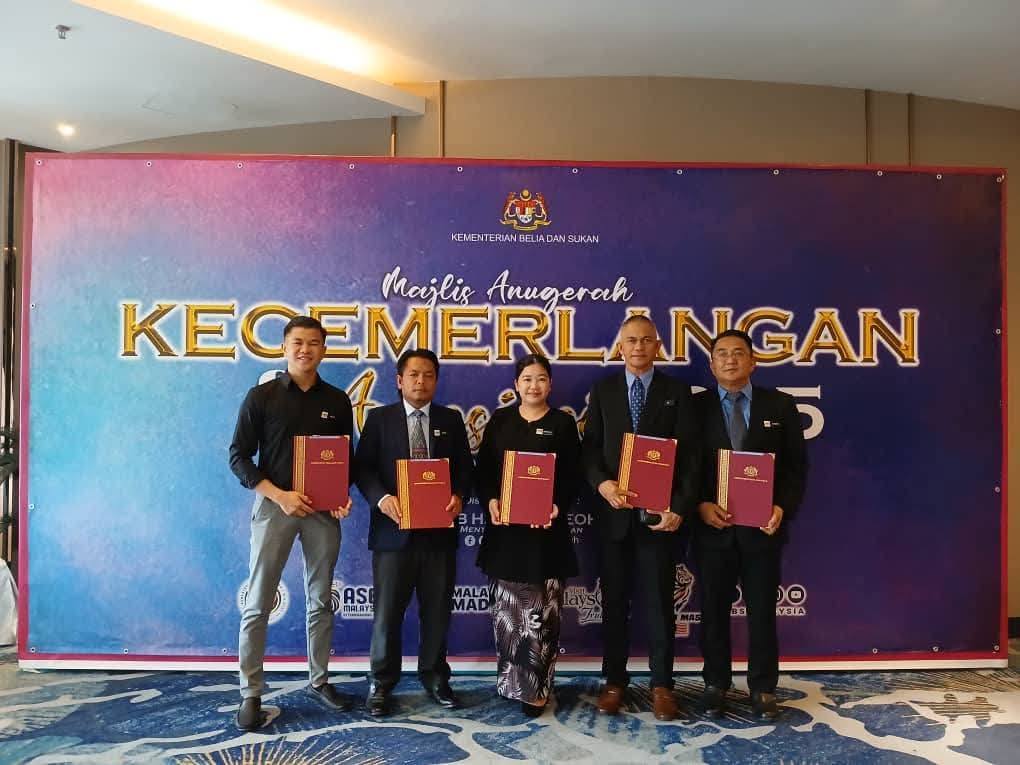LIMA KAKITANGAN JABATAN BELIA DAN SUKAN (PERSEKUTUAN) NEGERI SABAH TERIMA ANUGERAH PERKHIDMATAN CEMERLANG